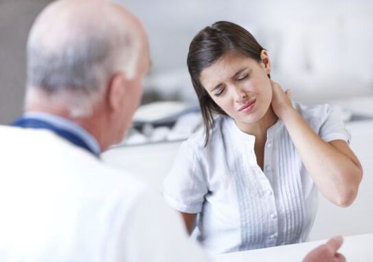 επίσκεψη γιατρού για πόνο στον αυχένα