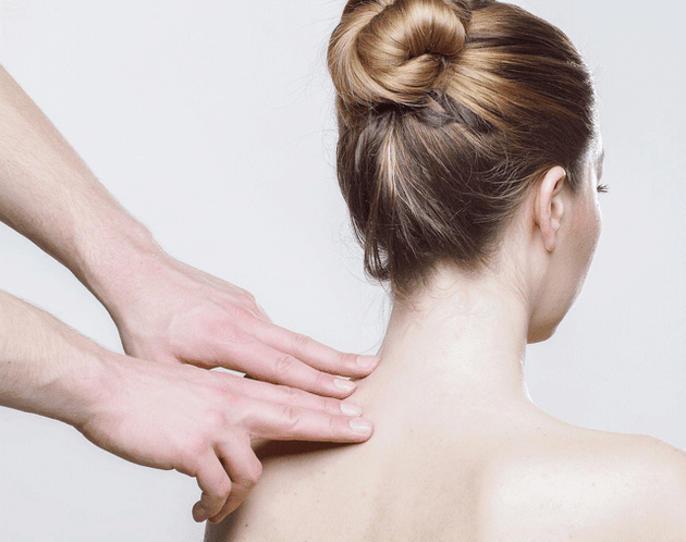 μασάζ αυχένα γυναίκας