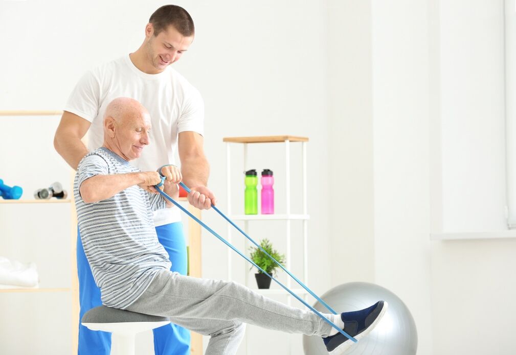 Θεραπεία Coxarthrosis σε ηλικιωμένο άνδρα που χρησιμοποιεί θεραπεία άσκησης
